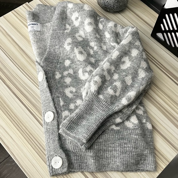 Cozy Leopard-Print V-Neck Cardigan Sweater - Picture 2 of 6